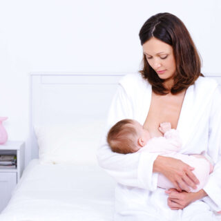 La leche materna es fundamental para el niño 1 mother feeding baby with breast 1 320x320 1-grupofarmadelecuador