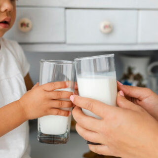 mother and daughter hands holding gasses of milk 1 320x320 1-grupofarmadelecuador