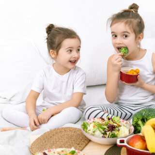comida sana ninos comen frutas verduras 320x320 1-grupofarmadelecuador