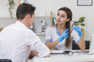 https://www.freepik.es/foto-gratis/doctor-hermoso-que-muestra-muestra-sangre-al-paciente_6403716.htm#fromView=search&page=1&position=17&uuid=9fe419b5-b2f5-43e7-9e4a-d8004a171900