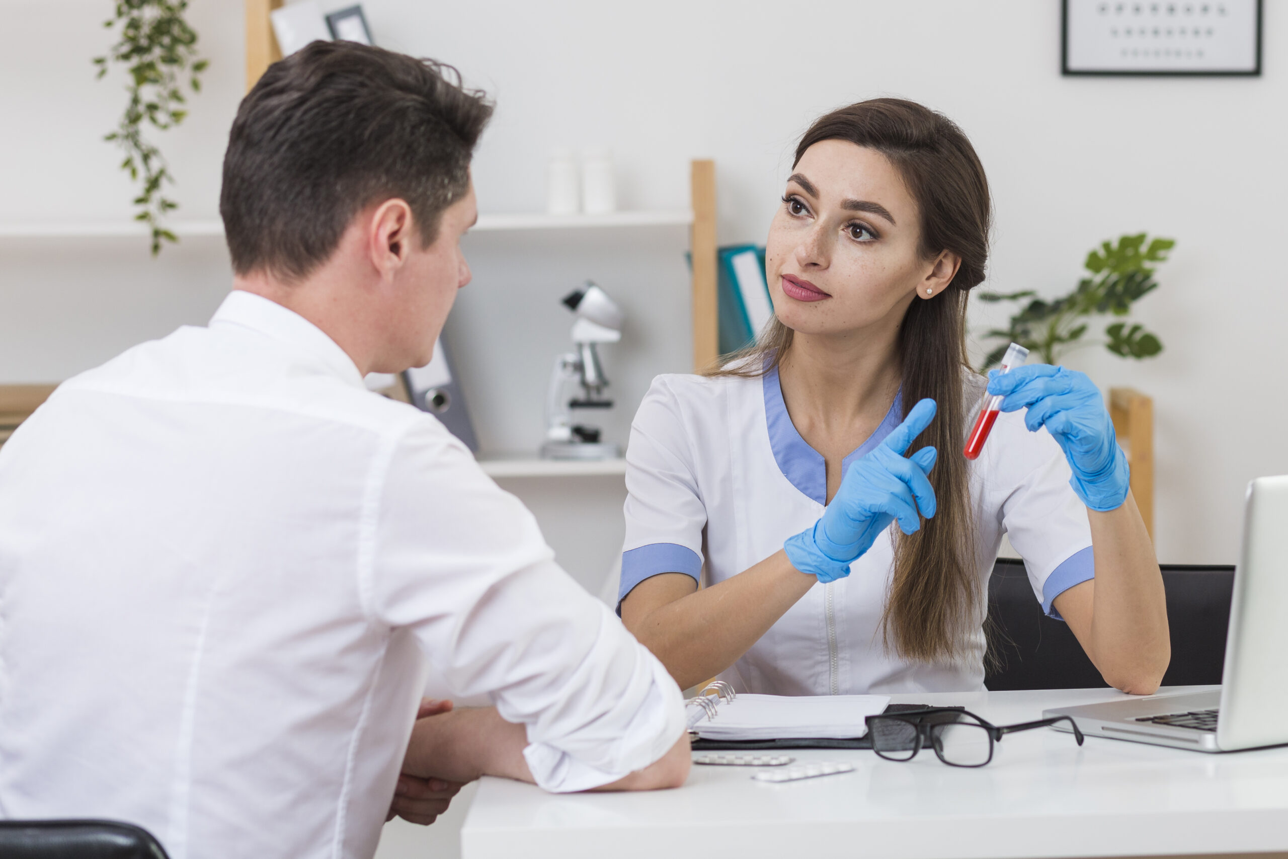 https://www.freepik.es/foto-gratis/doctor-hermoso-que-muestra-muestra-sangre-al-paciente_6403716.htm#fromView=search&page=1&position=17&uuid=9fe419b5-b2f5-43e7-9e4a-d8004a171900